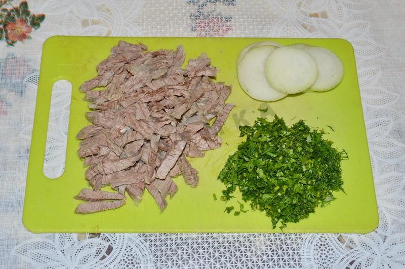 Шаг 2 приготовления Салат Ералаш с корейской морковью, картошкой фри и мясом