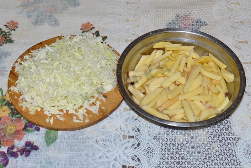 Шаг 3 приготовления Салат Ералаш с корейской морковью, картошкой фри и мясом