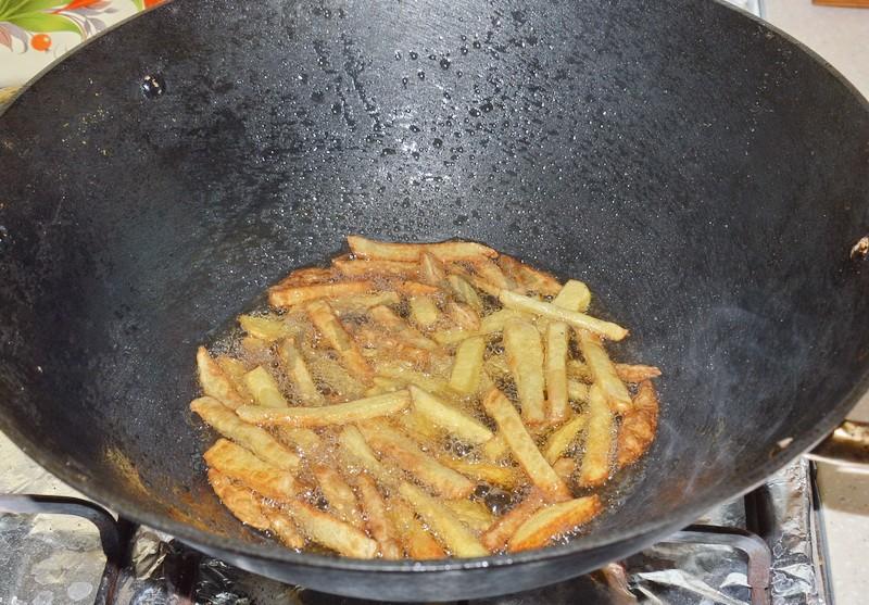Шаг 5 приготовления Салат Ералаш с корейской морковью, картошкой фри и мясом