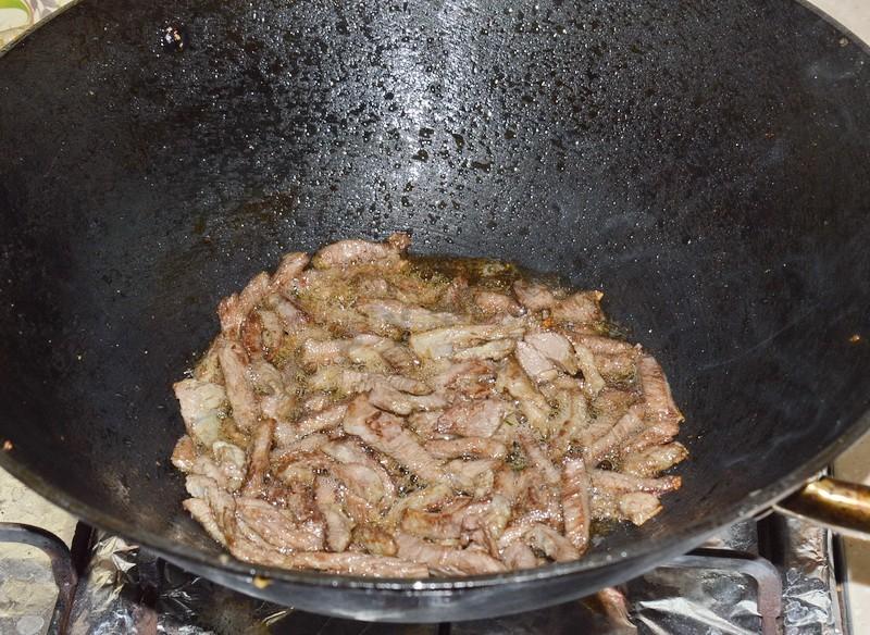 Шаг 6 приготовления Салат Ералаш с корейской морковью, картошкой фри и мясом