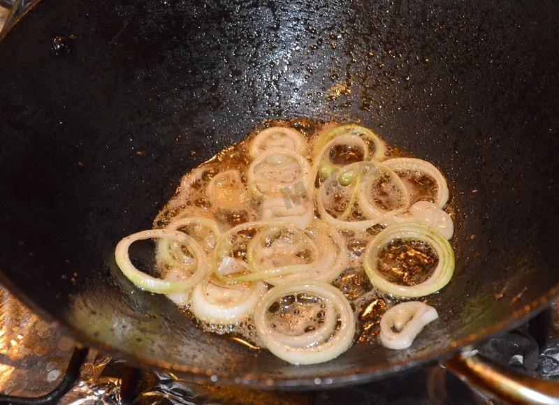 Шаг 7 приготовления Салат Ералаш с корейской морковью, картошкой фри и мясом