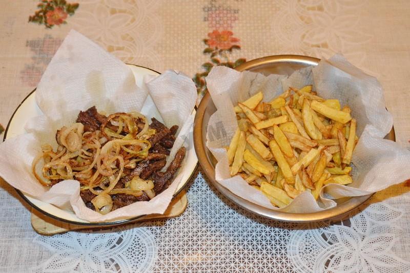 Шаг 8 приготовления Салат Ералаш с корейской морковью, картошкой фри и мясом