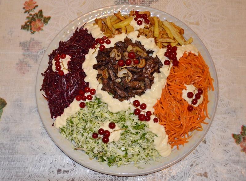 Шаг 9 приготовления Салат Ералаш с корейской морковью, картошкой фри и мясом