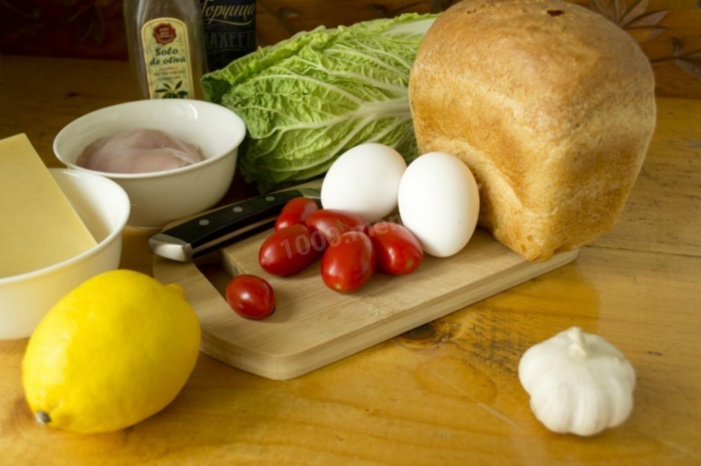 Шаг 1 приготовления Салат Цезарь с сыром, помидорами, курицей и сухариками