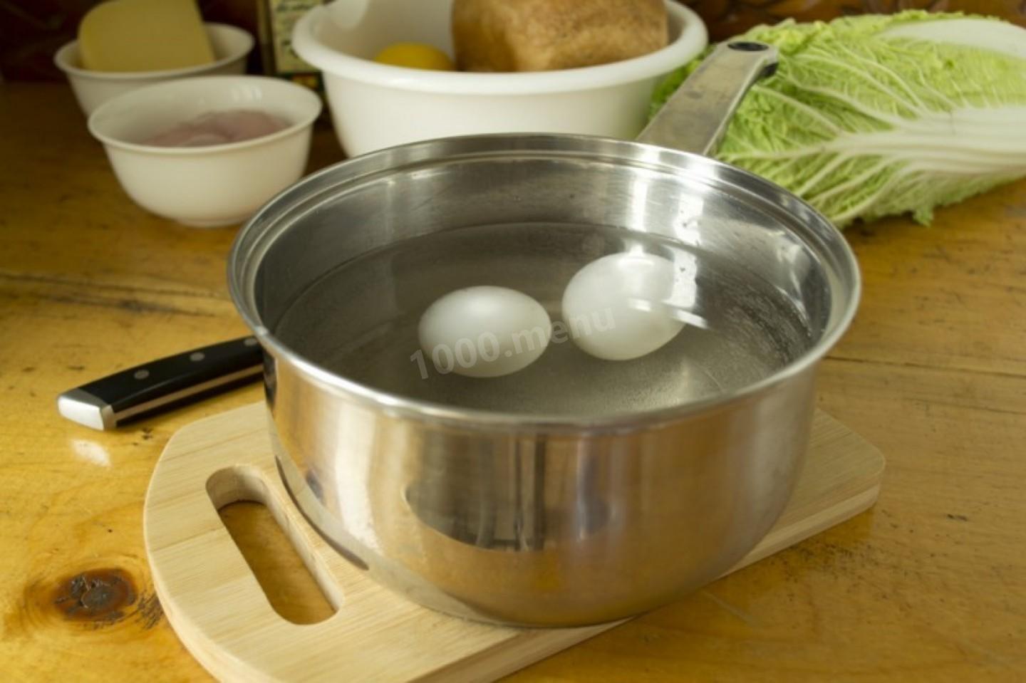 Шаг 2 приготовления Салат Цезарь с сыром, помидорами, курицей и сухариками