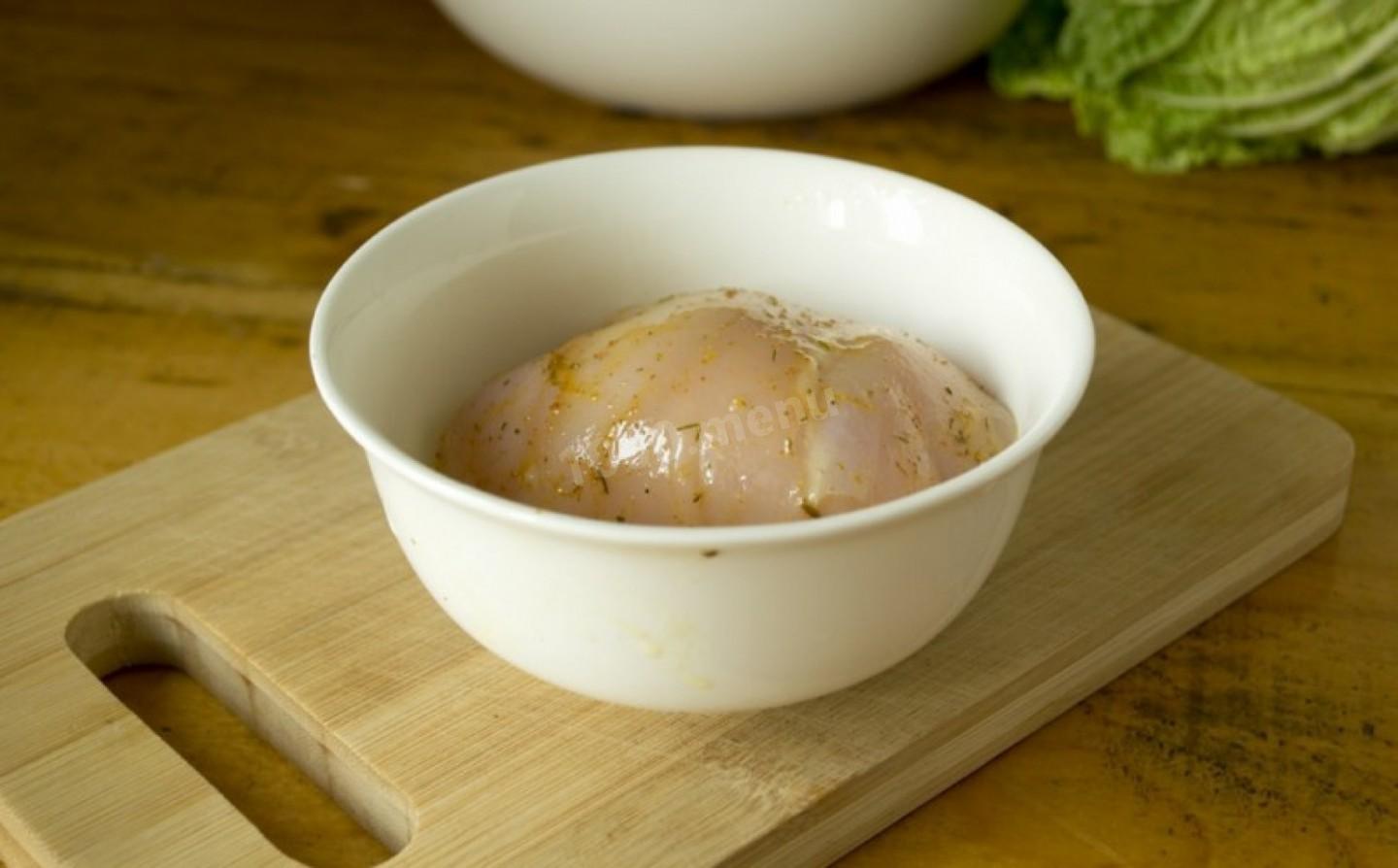 Шаг 3 приготовления Салат Цезарь с сыром, помидорами, курицей и сухариками