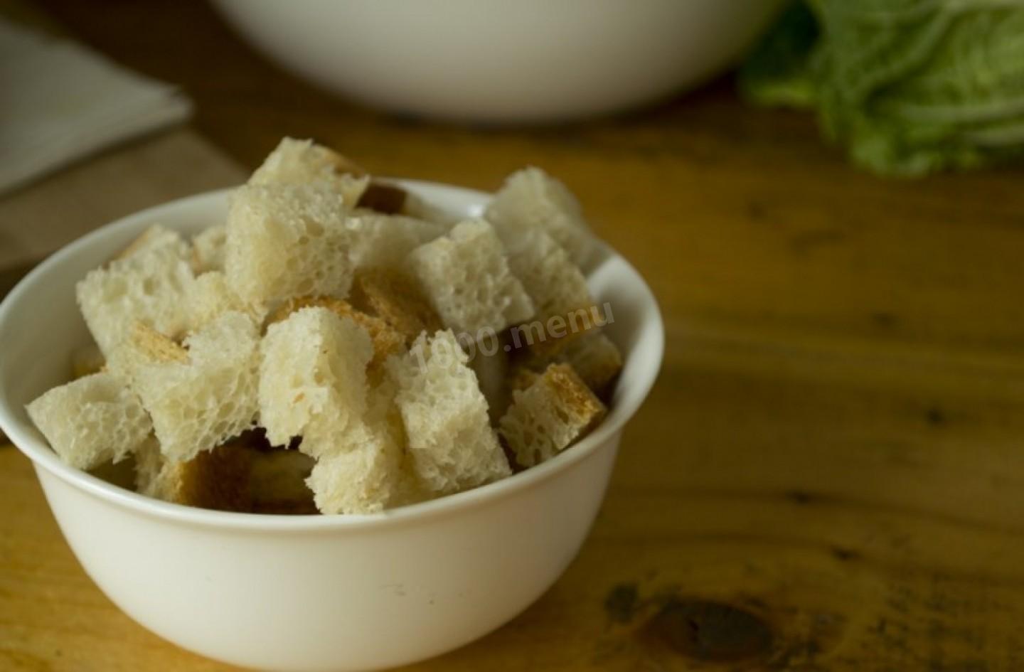 Шаг 6 приготовления Салат Цезарь с сыром, помидорами, курицей и сухариками