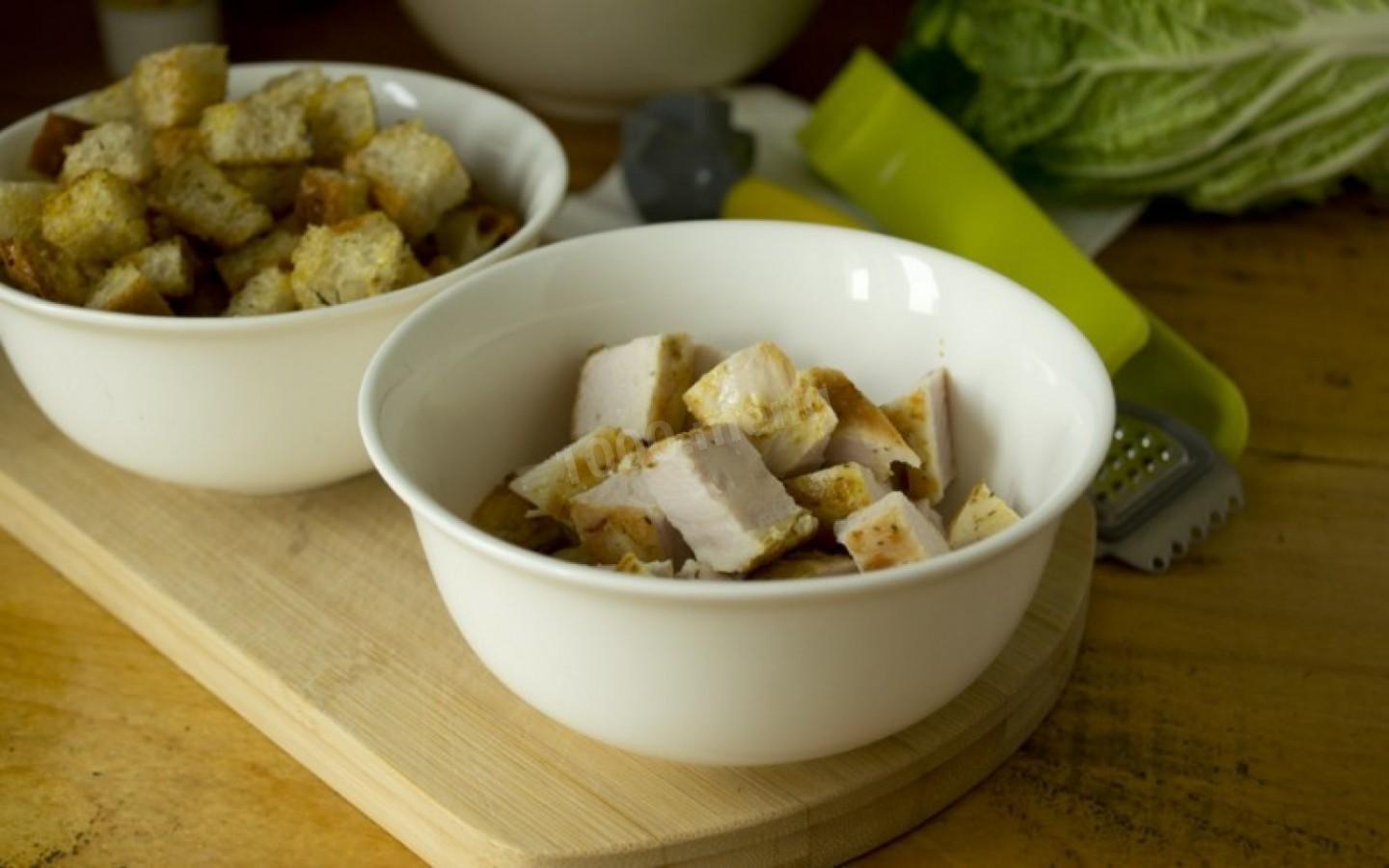 Шаг 7 приготовления Салат Цезарь с сыром, помидорами, курицей и сухариками