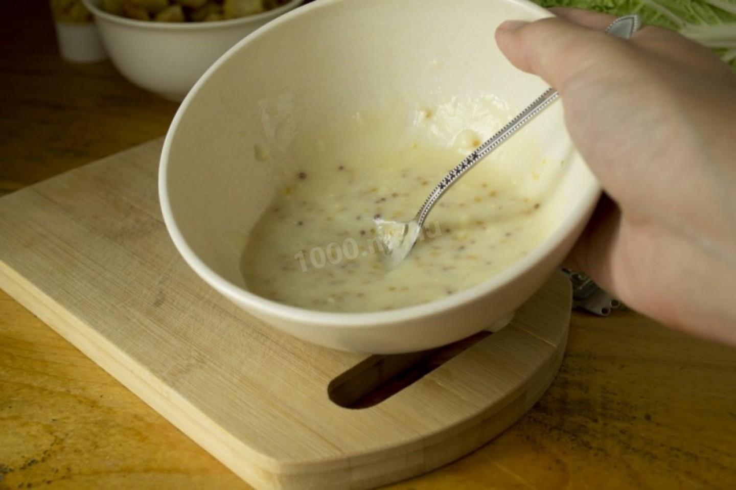 Шаг 9 приготовления Салат Цезарь с сыром, помидорами, курицей и сухариками