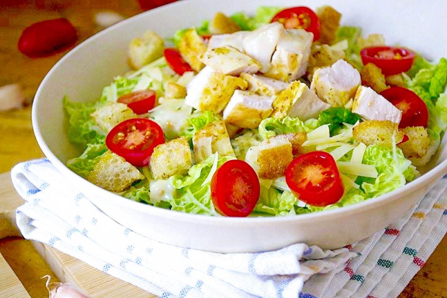 Обложка рецепта Салат Цезарь с сыром, помидорами, курицей и сухариками