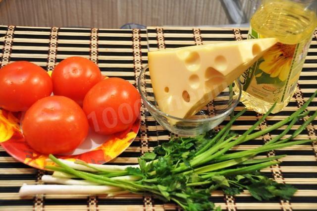 Шаг 1 приготовления Запеченные помидоры с копченым сыром и зеленью в духовке
