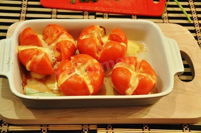 Шаг 7 приготовления Запеченные помидоры с копченым сыром и зеленью в духовке