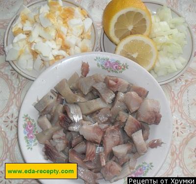 Шаг 3 приготовления Бутерброд с маслом яйцом и селедкой