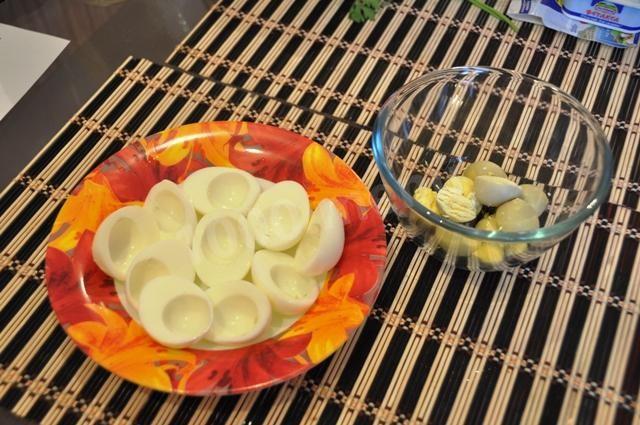 Шаг 3 приготовления Яйца запеченные с сыром по-польски