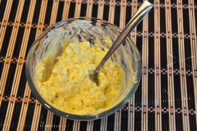 Шаг 5 приготовления Яйца запеченные с сыром по-польски