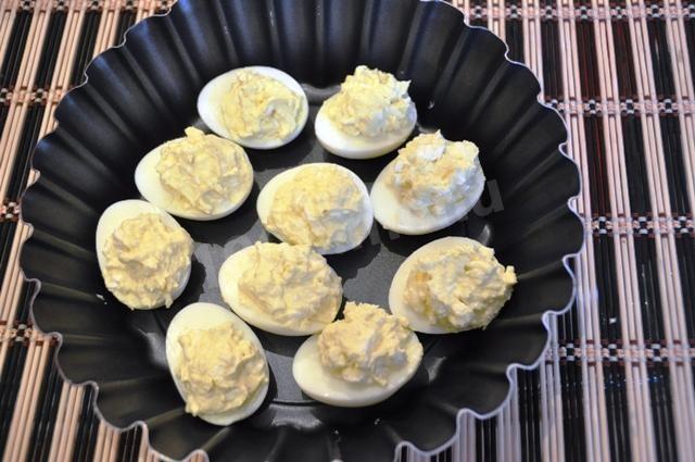 Шаг 6 приготовления Яйца запеченные с сыром по-польски