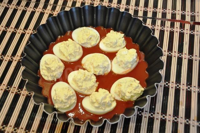 Шаг 7 приготовления Яйца запеченные с сыром по-польски