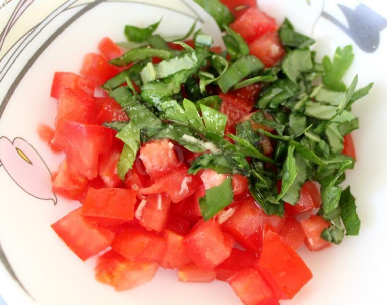 Шаг 6 приготовления Брускетта с помидорами чесноком и сельдереем
