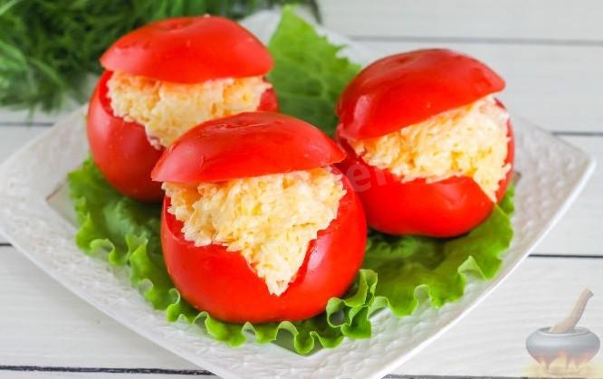 Шаг 7 приготовления Закуска из помидоров Дед Мороз