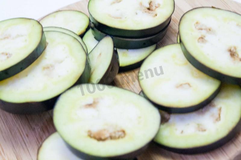 Шаг 1 приготовления Закуска из запеченного баклажана помидора и Моцареллы