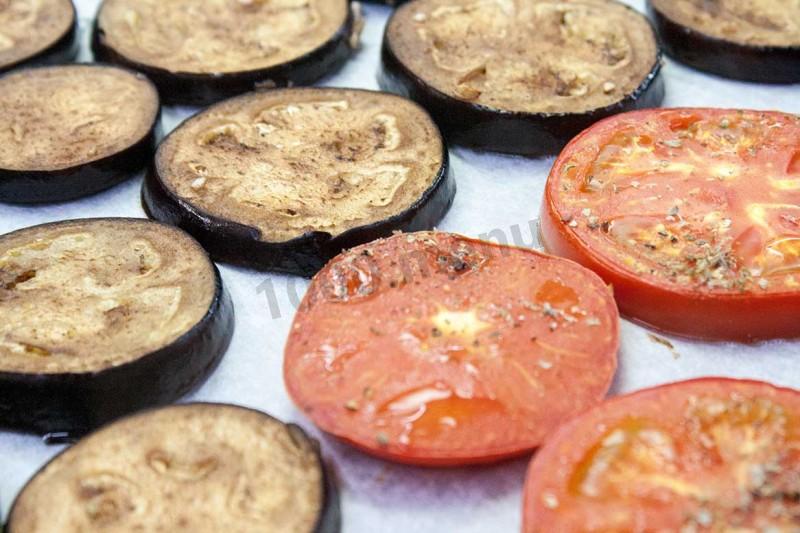 Шаг 10 приготовления Закуска из запеченного баклажана помидора и Моцареллы