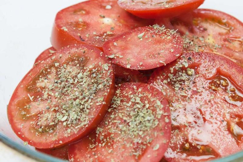 Шаг 7 приготовления Закуска из запеченного баклажана помидора и Моцареллы