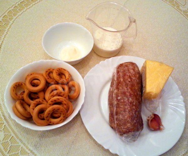 Шаг 1 приготовления Закуска из сушек Рождественский венок