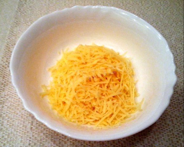 Шаг 4 приготовления Закуска из сушек Рождественский венок