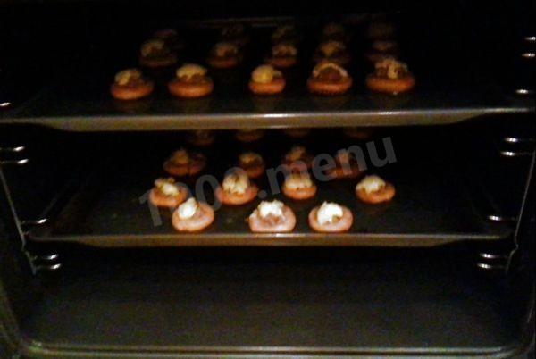 Шаг 7 приготовления Закуска из сушек Рождественский венок