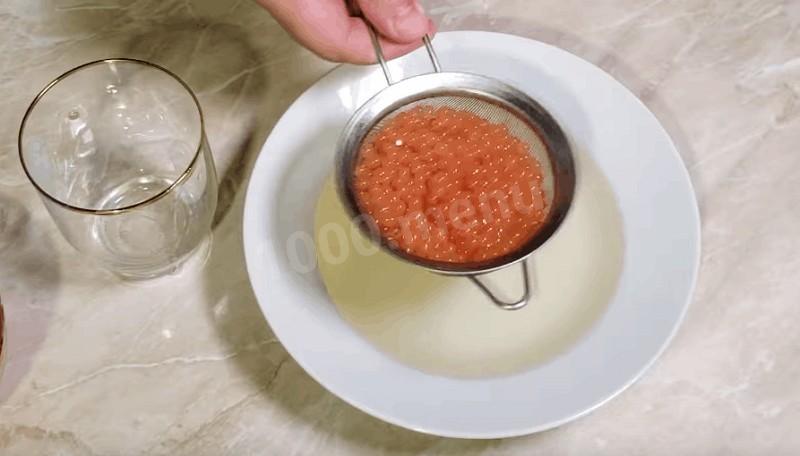 Шаг 7 приготовления Красная икра искусственная из кетчупа