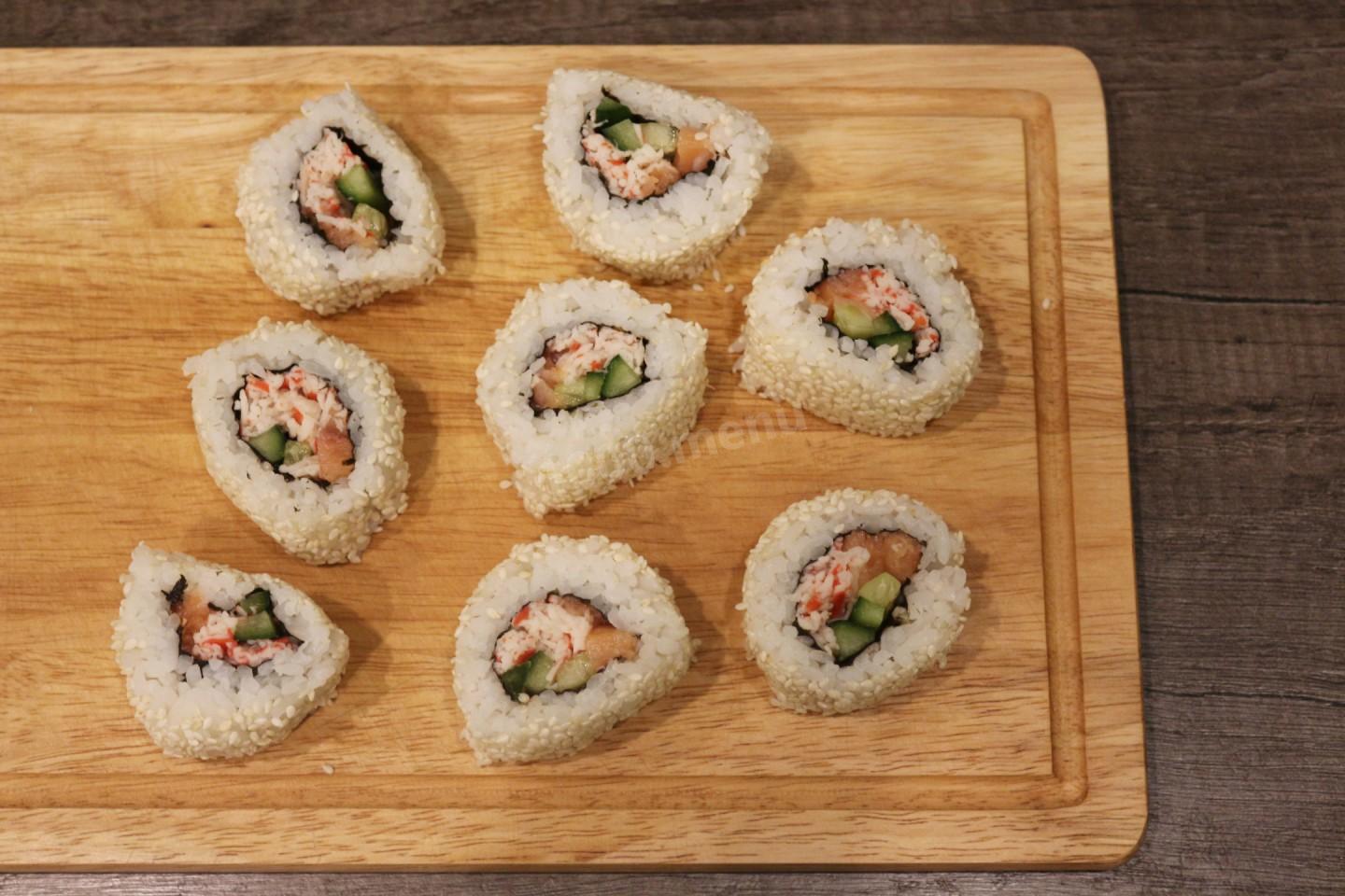 Шаг 10 приготовления Запеченные роллы с лососем, крабовым мясом и огурцом