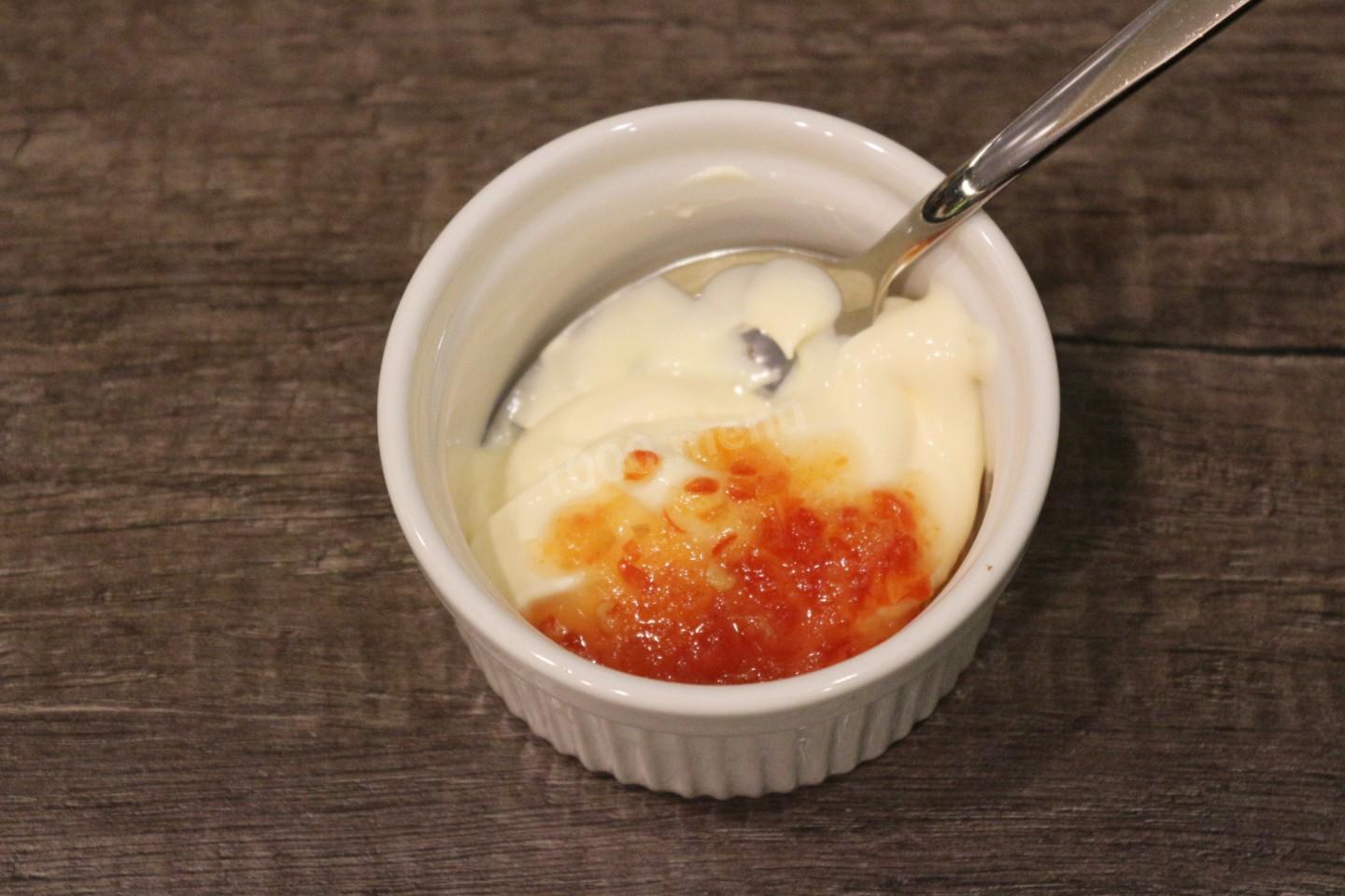 Шаг 11 приготовления Запеченные роллы с лососем, крабовым мясом и огурцом