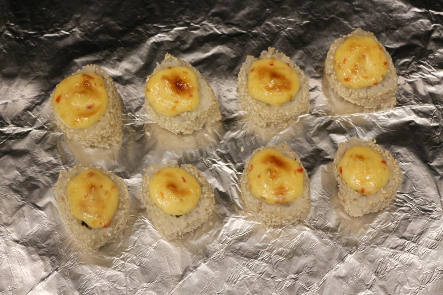 Шаг 13 приготовления Запеченные роллы с лососем, крабовым мясом и огурцом