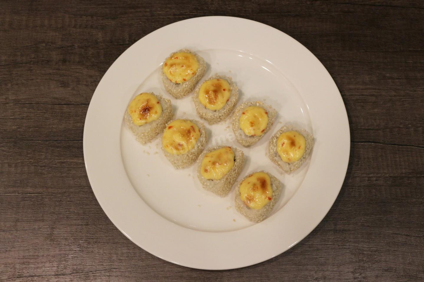 Шаг 14 приготовления Запеченные роллы с лососем, крабовым мясом и огурцом