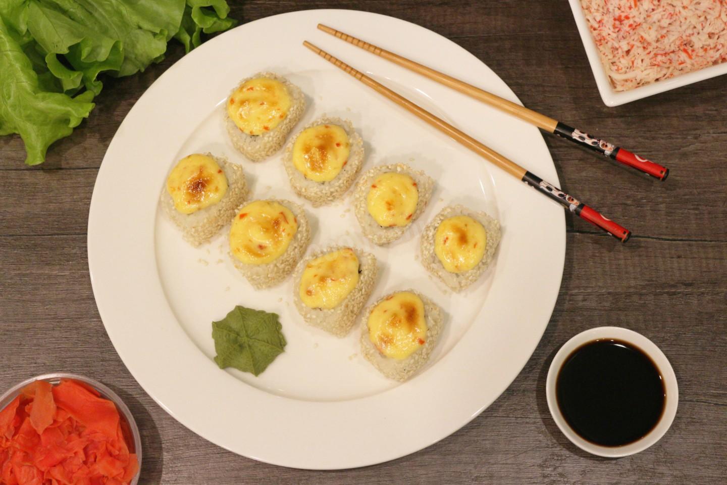 Шаг 15 приготовления Запеченные роллы с лососем, крабовым мясом и огурцом