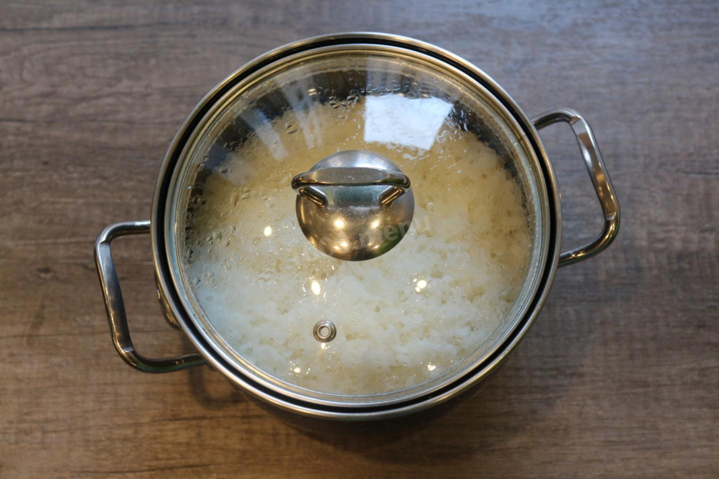 Шаг 2 приготовления Запеченные роллы с лососем, крабовым мясом и огурцом