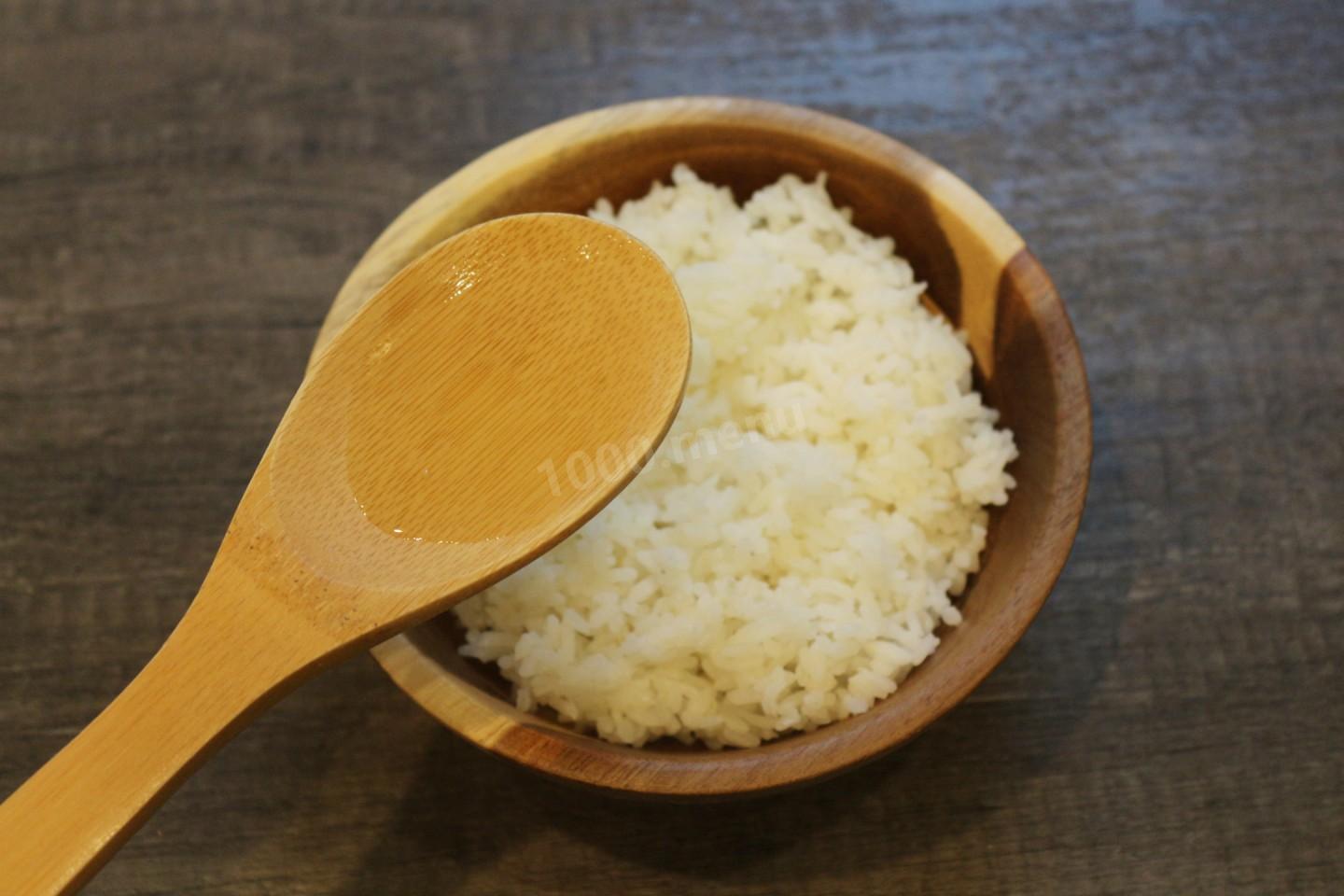 Шаг 4 приготовления Запеченные роллы с лососем, крабовым мясом и огурцом