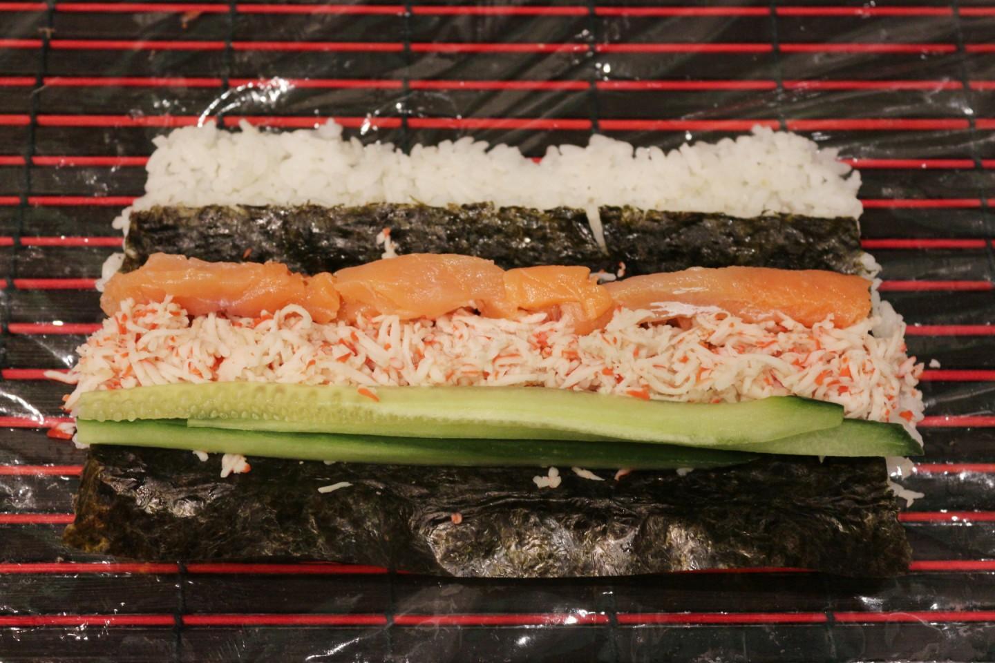 Шаг 8 приготовления Запеченные роллы с лососем, крабовым мясом и огурцом