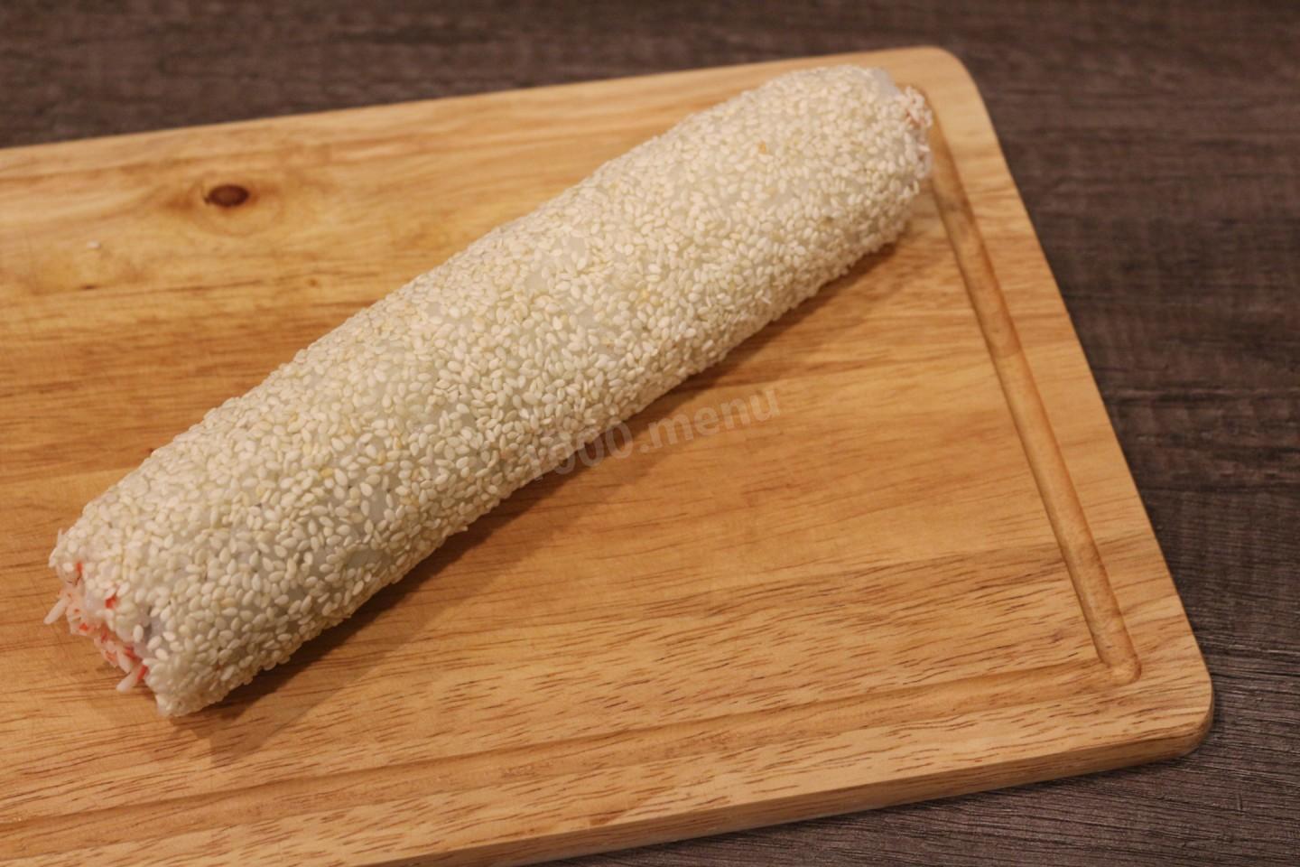 Шаг 9 приготовления Запеченные роллы с лососем, крабовым мясом и огурцом