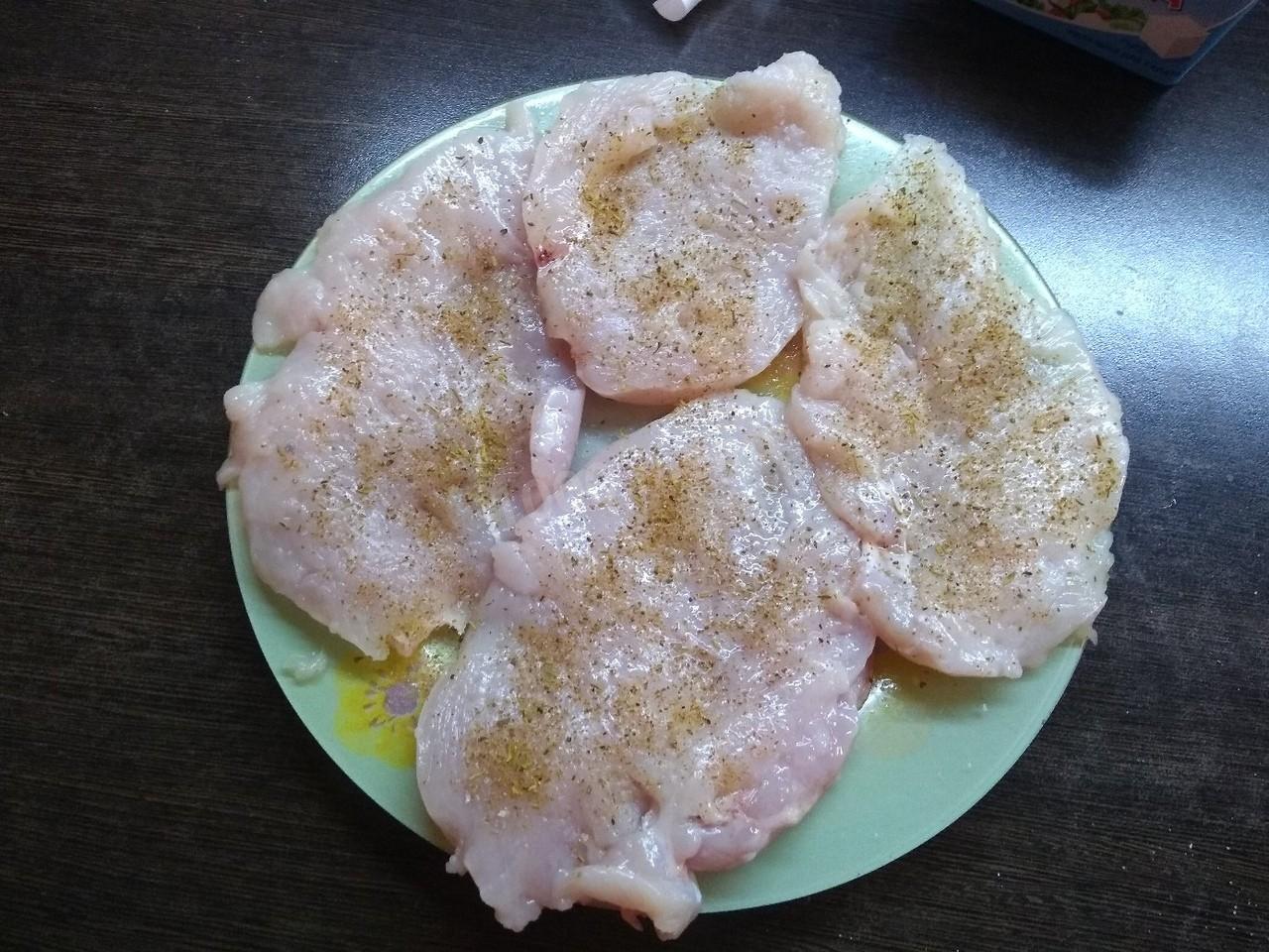 Шаг 2 приготовления Куриные рулетики с помидором и фетой