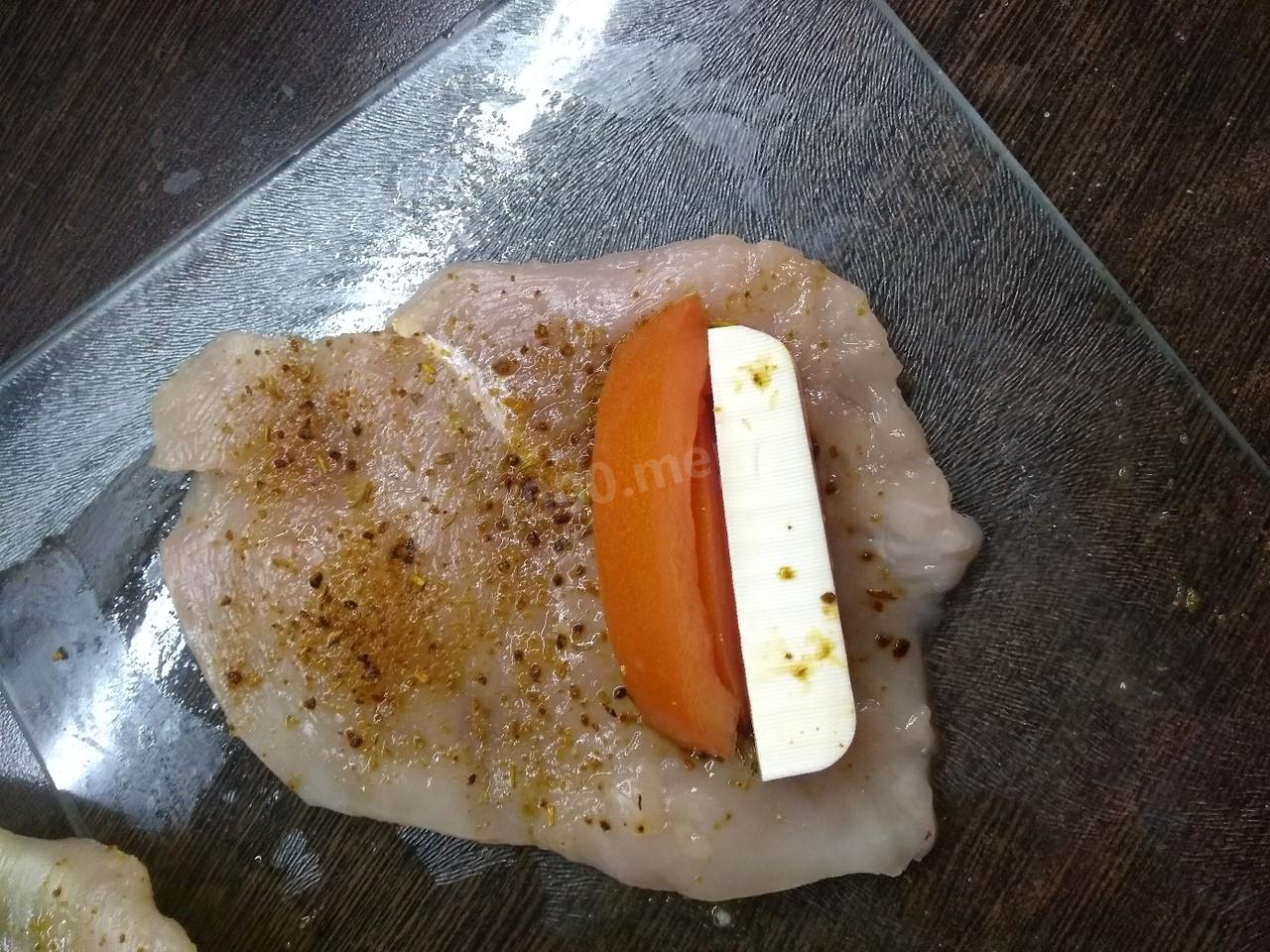 Шаг 3 приготовления Куриные рулетики с помидором и фетой