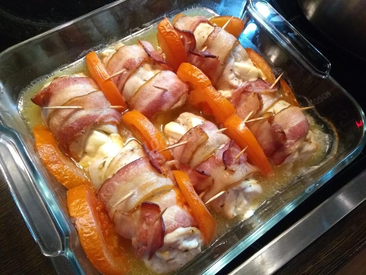 Шаг 5 приготовления Куриные рулетики с помидором и фетой