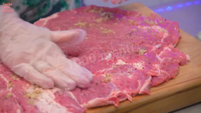 Шаг 9 приготовления Фаршированные рулеты с сочной начинкой из нежнейшей свинины