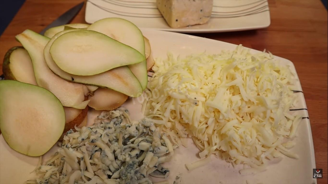 Шаг 2 приготовления Пицца в духовке с грушей и горгонзолой