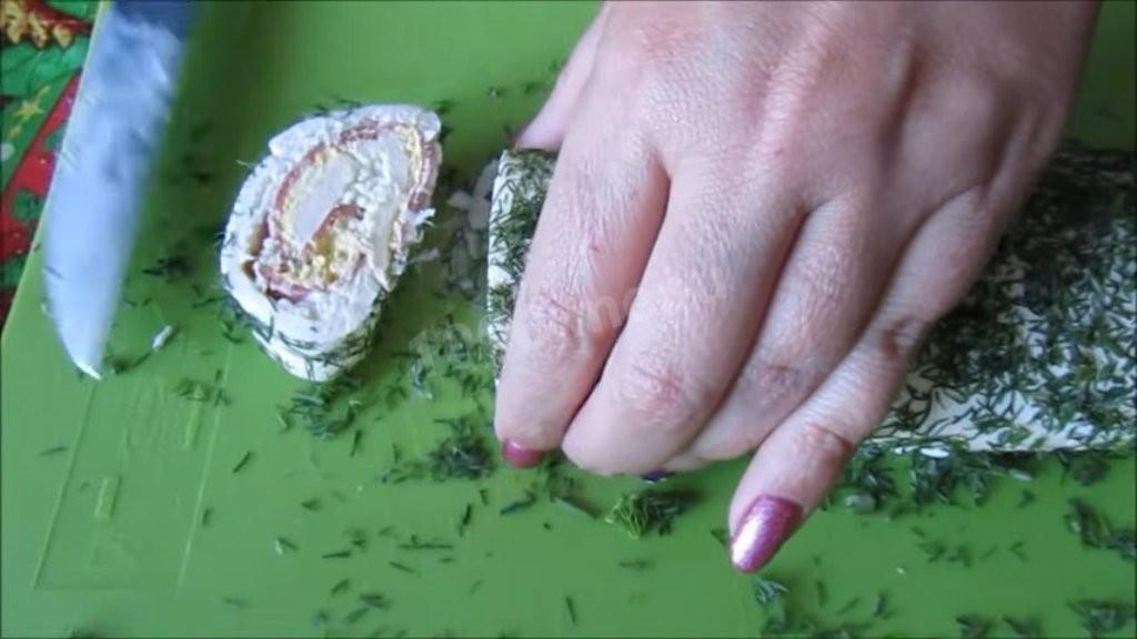 Шаг 5 приготовления Рулет из плавленого сыра с салями и яйцами