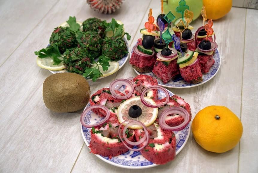 Обложка рецепта Три уникальных закуски с селедкой на праздник