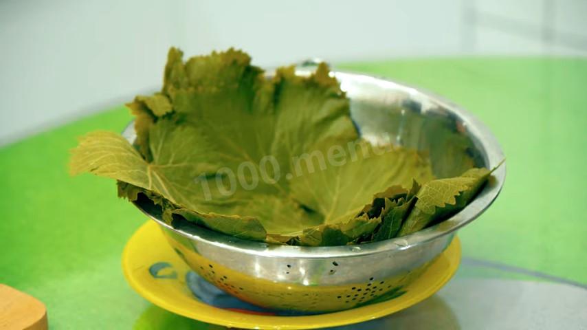 Шаг 1 приготовления долма с начинкой из мясного фарша, риса, лука и зелени