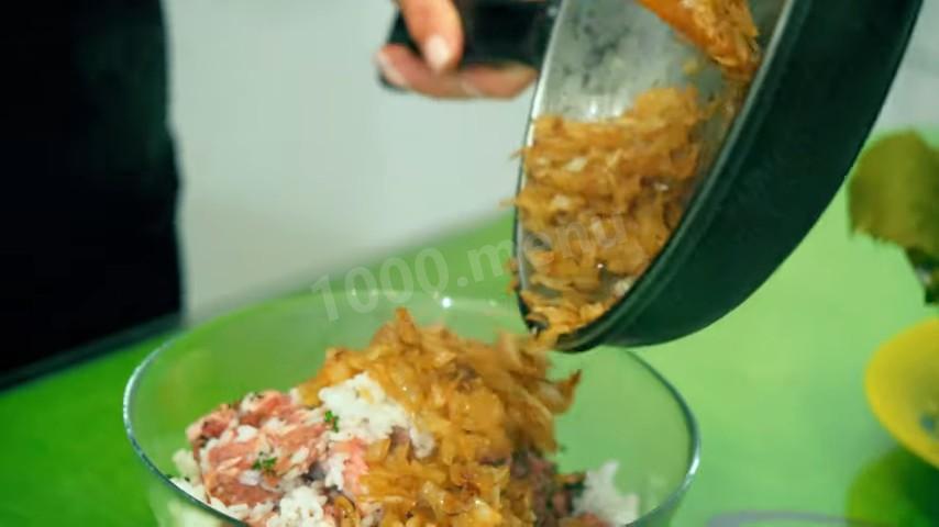 Шаг 10 приготовления долма с начинкой из мясного фарша, риса, лука и зелени