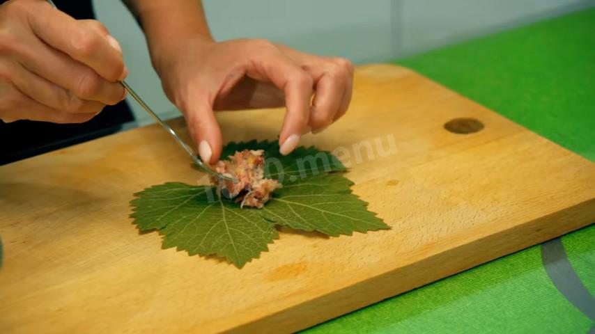 Шаг 11 приготовления долма с начинкой из мясного фарша, риса, лука и зелени