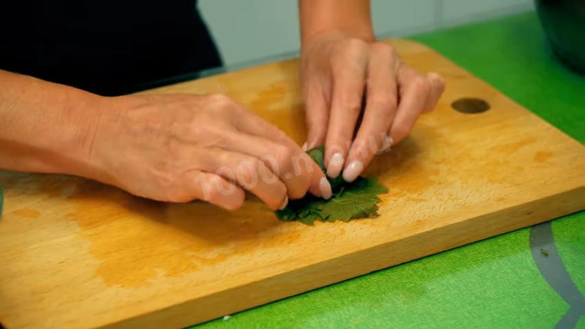 Шаг 12 приготовления долма с начинкой из мясного фарша, риса, лука и зелени